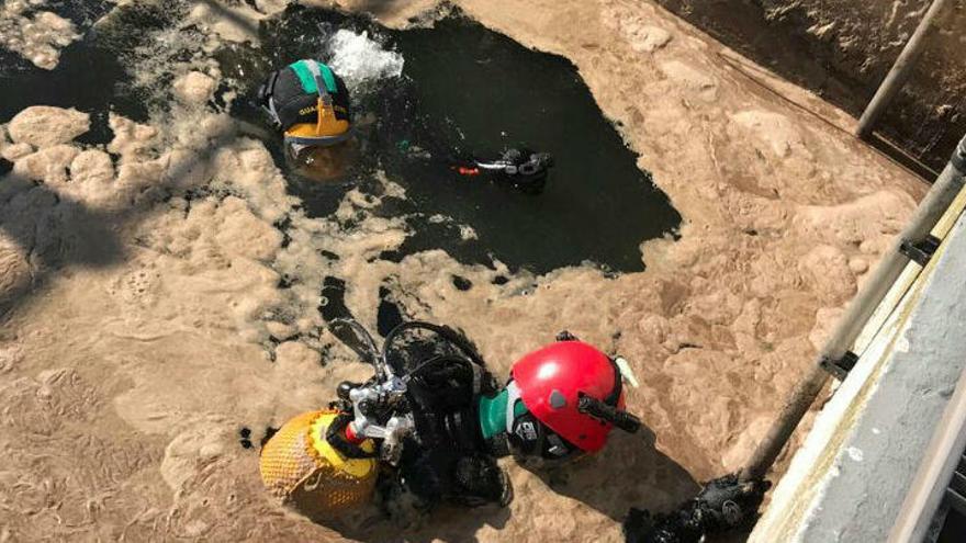 Efectivos del GEAS, en la balsa donde ha aparecido el cadáver del trabajador