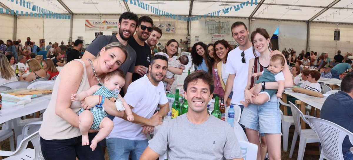 Un grupo de amigos disfruta de la fiesta bajo la carpa.