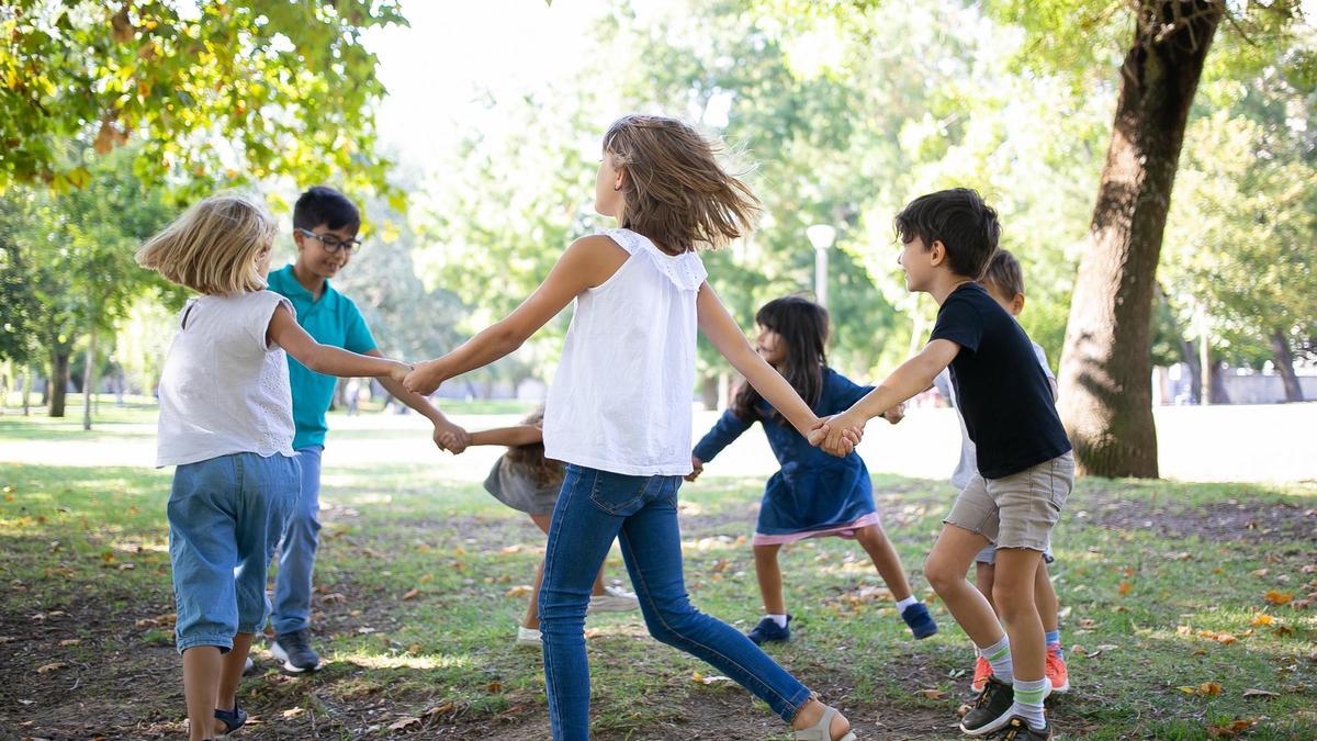 Grupo de niños y niñas en un campamento.
