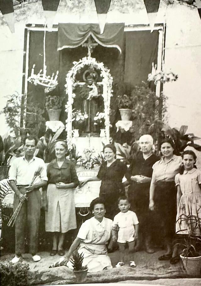 Vecinos de la calle Pozo Alto junto al altar de San Antonio el 15 de junio de 1958.