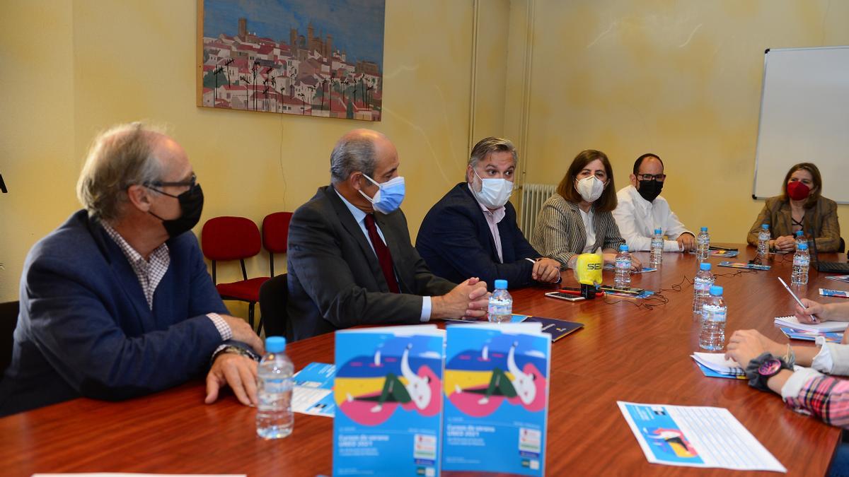 El alcalde, entre la directora del centro y el responsable provincial de Caja Almendralejo, en la presentación.