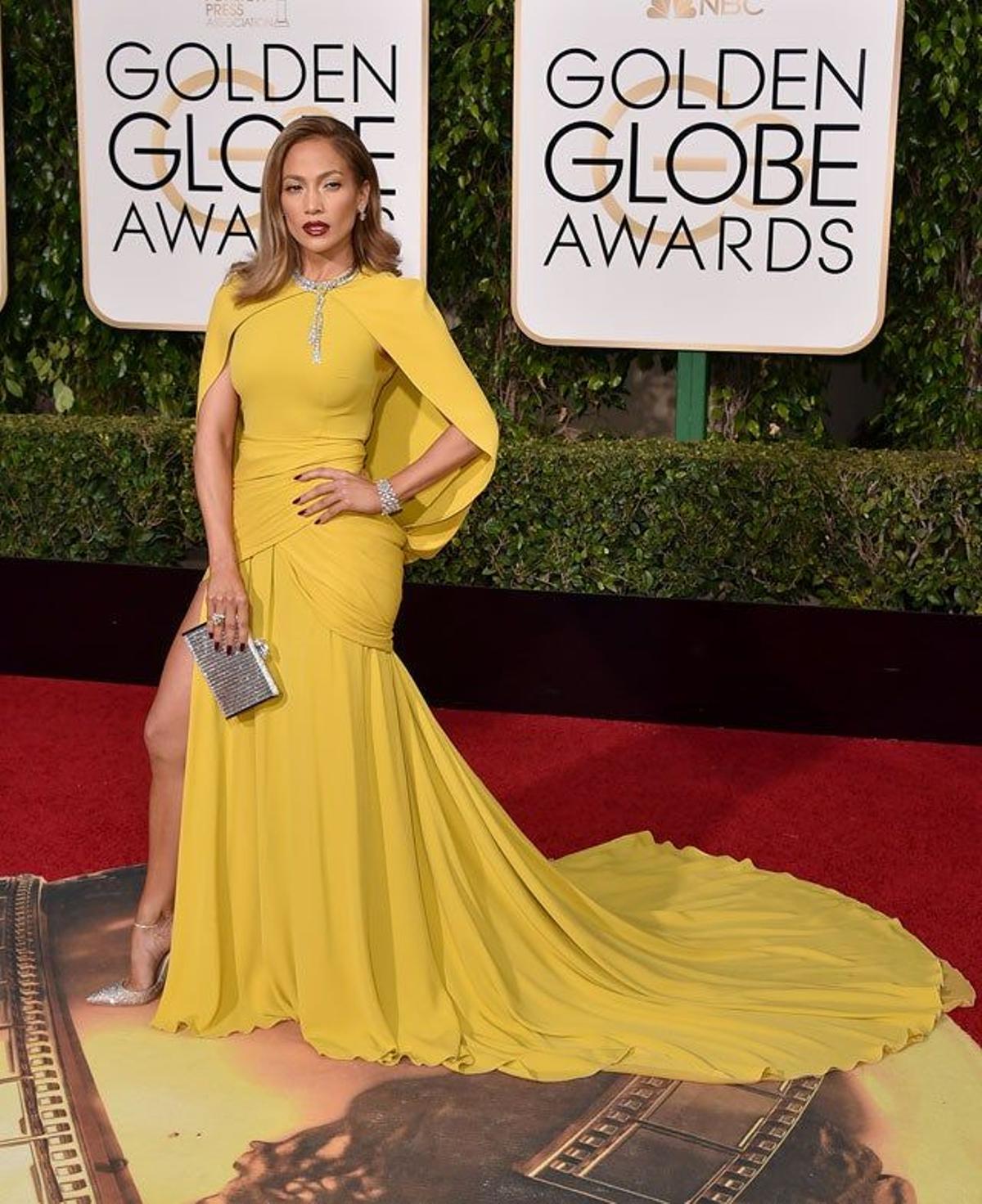 Jennifer Lopez, de Giambattista Valli, en la alfombra roja de los Globos de Oro 2016.