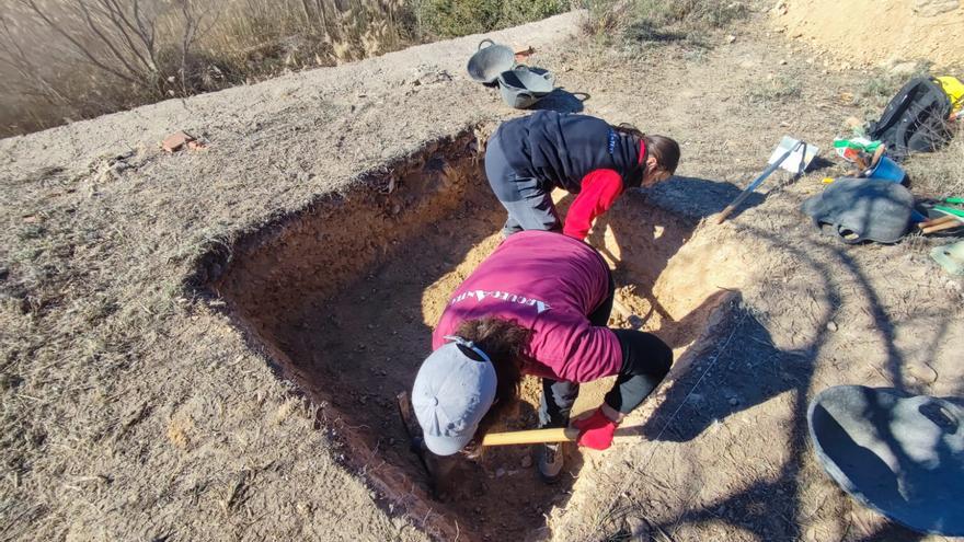 Villar del Arzobispo realiza catas para localizar la fosa con 12 asesinados en la Loma