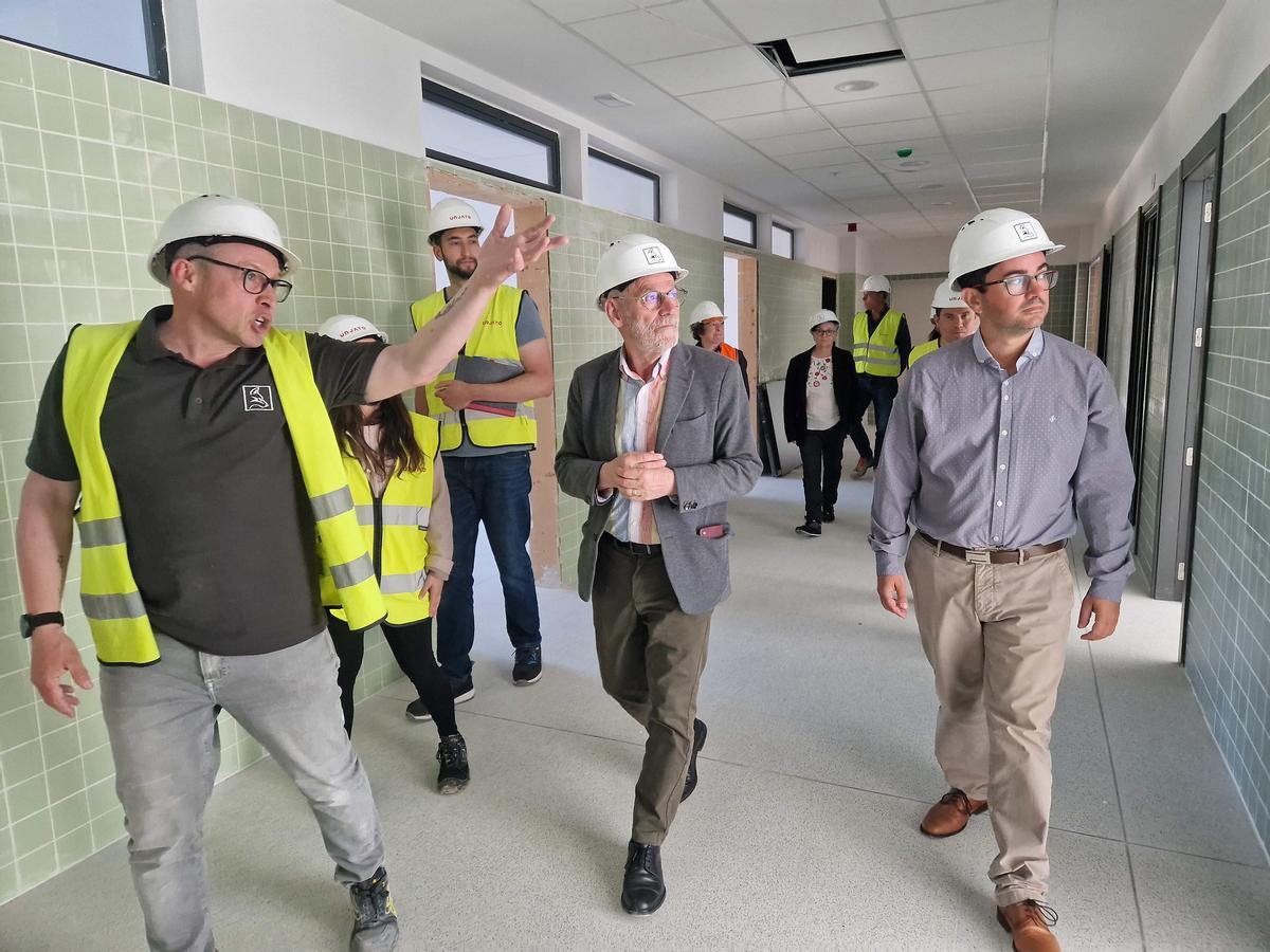 El alcalde de Alboraia, Miguel Chavarría, y más concejales visitan las obras del IES La Patacona.