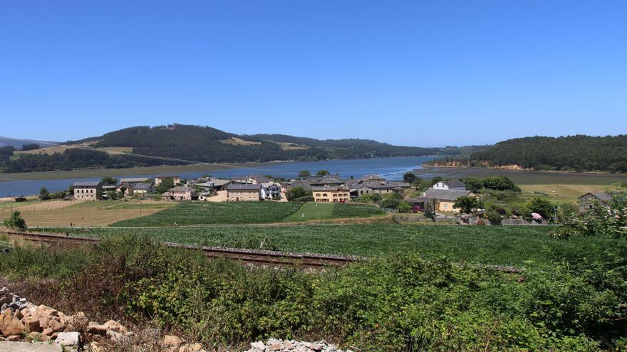 Abriendo camino a la orilla de la ría del Eo