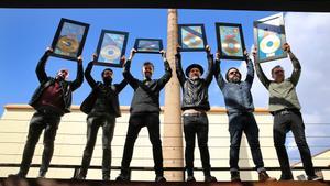 Love of Lesbian con el disco de oro en la presentación de los conciertos de fin de gira en la Antigua Fábrica Estrella Damm, este miércoles.