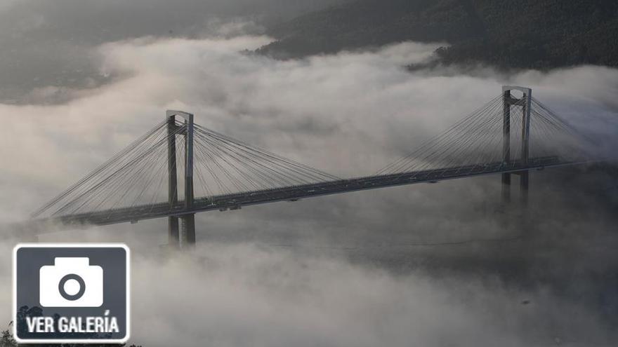 El Puente de Rande entre la niebla. // R. Grobas
