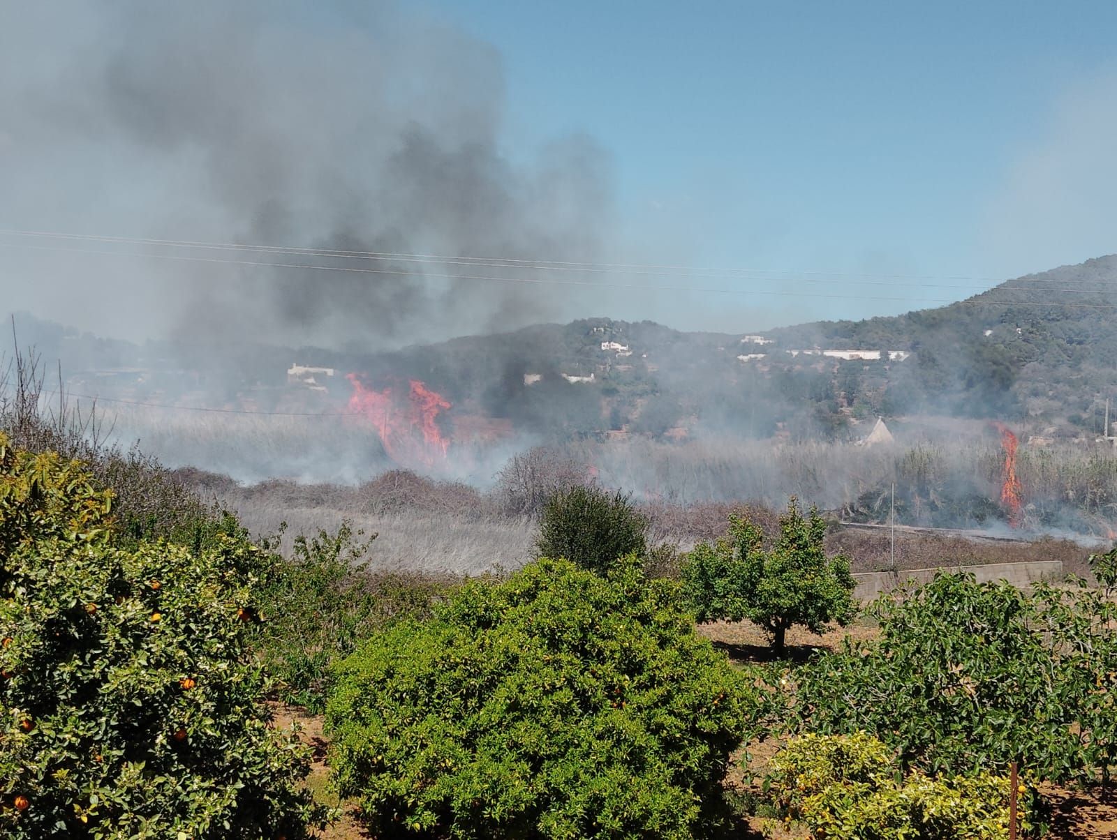 Galería: Incendio en la entrada de Santa Eulària
