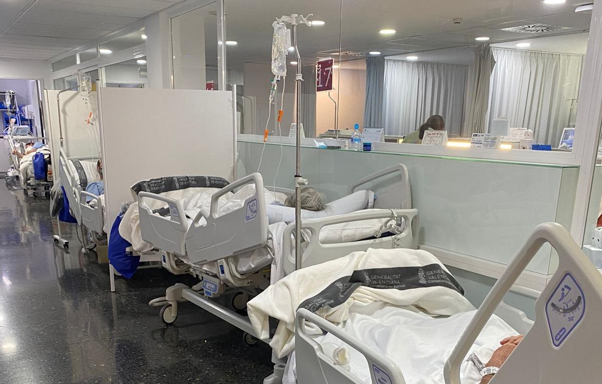 La central sindical avisa que los boxes se duplican y llega a instalarse pacientes en pasillos por falta de espacio.