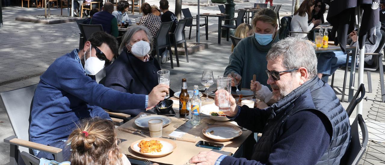 Una familia, en un restaurante de Praza de Compostela