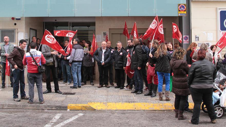 Protesta sindical a las puertas del Servef de Gandia