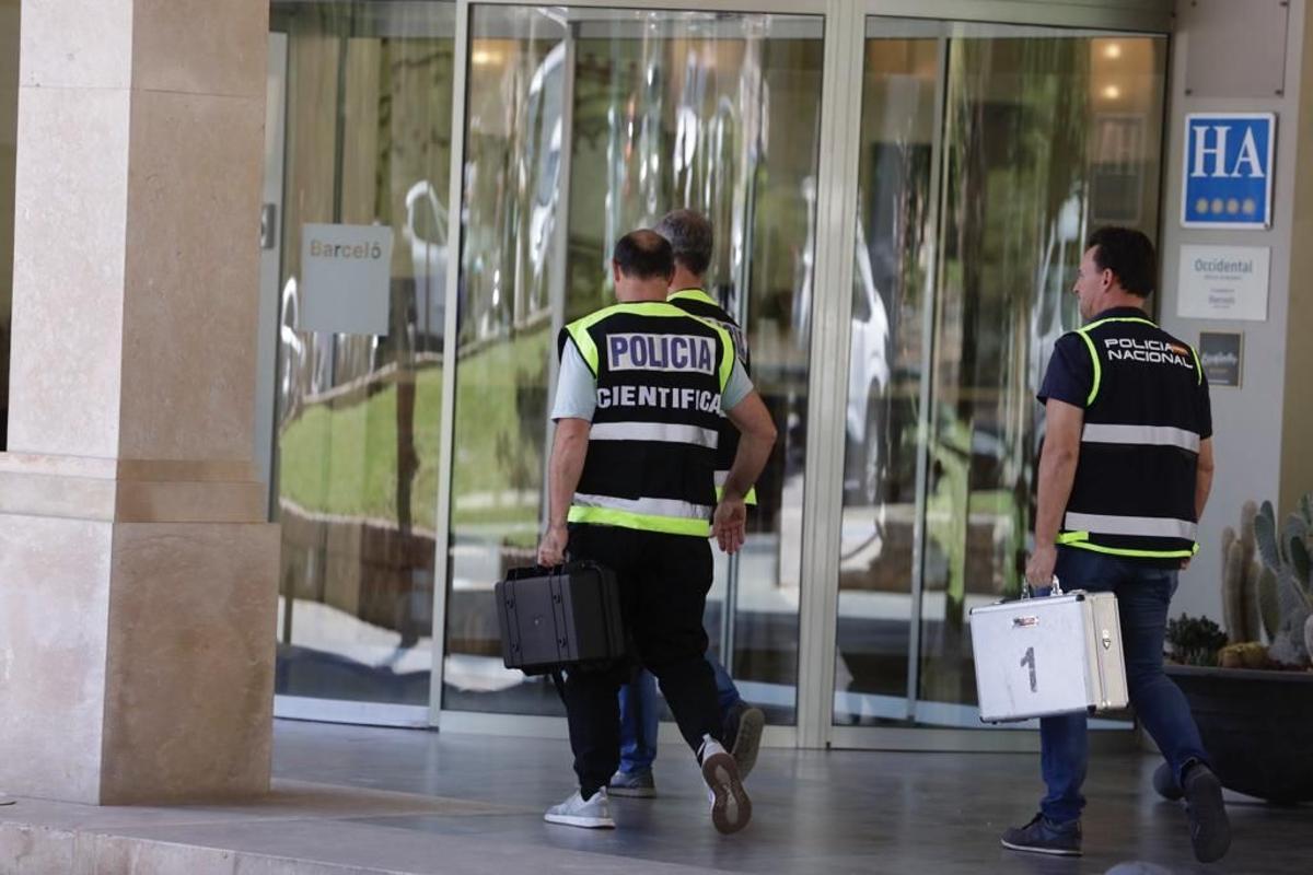 Beamte der Nationalpolizei betreten am Freitag (14.7.) das Hotel Occidental an der Playa de Palma zur Spurensicherung.