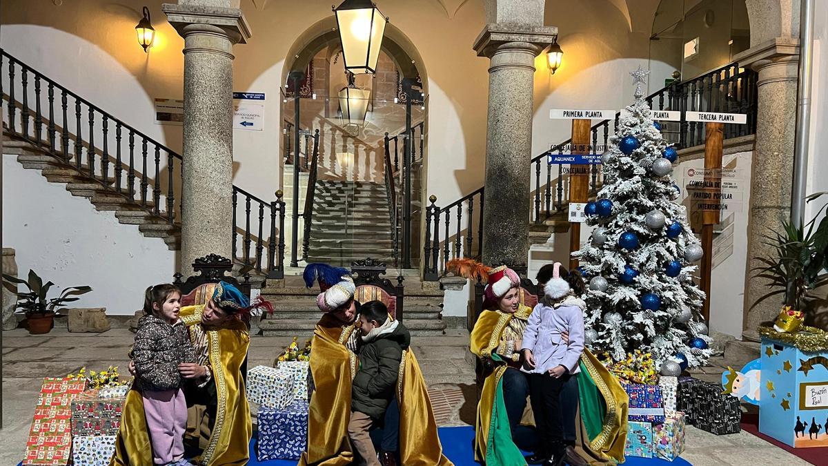 Los Pajes de los Reyes Magos recogieron las cartas en el Ayuntamiento