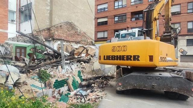 Una máquina trabaja en el nuevo derribo impulsado en la zona de El Rayo.  | LNE