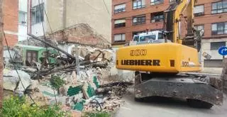 Retoman los derribos de casas abandonadas en El Rayo