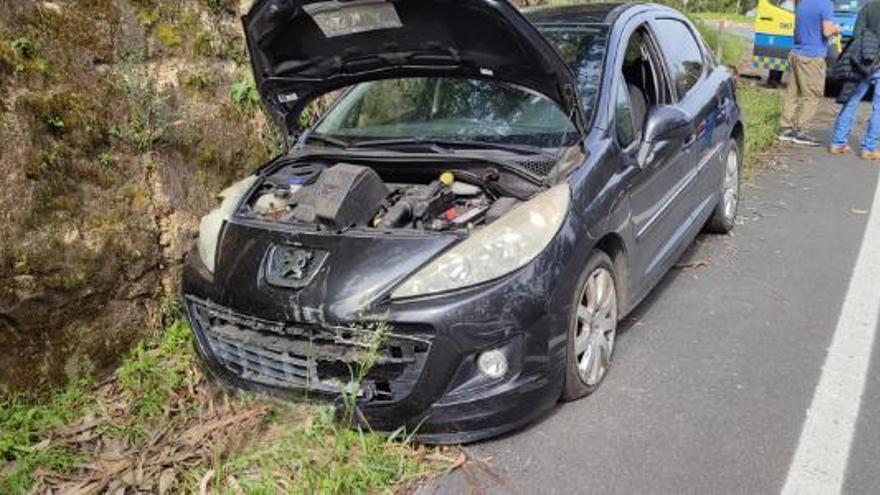 Un condutor ferido ao saírse da estrada o seu vehículo na AC-445 en Fisterra