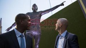 El FC Barcelona ha inaugurado esta tarde la estatua realizada en homenaje a Johan Cruyff, en la esplanada del Camp Nou.