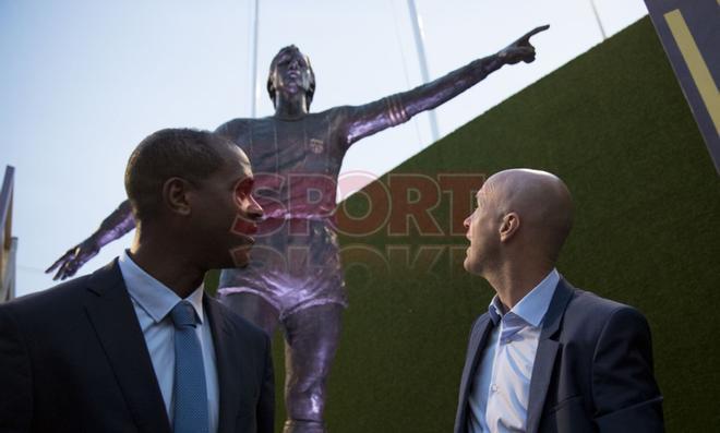 El FC Barcelona ha inaugurado esta tarde la estatua realizada en homenaje a Johan Cruyff, en la esplanada del Camp Nou.