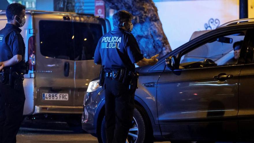 Miembros de la Policia Local vigilando por las calles de Ibiza.