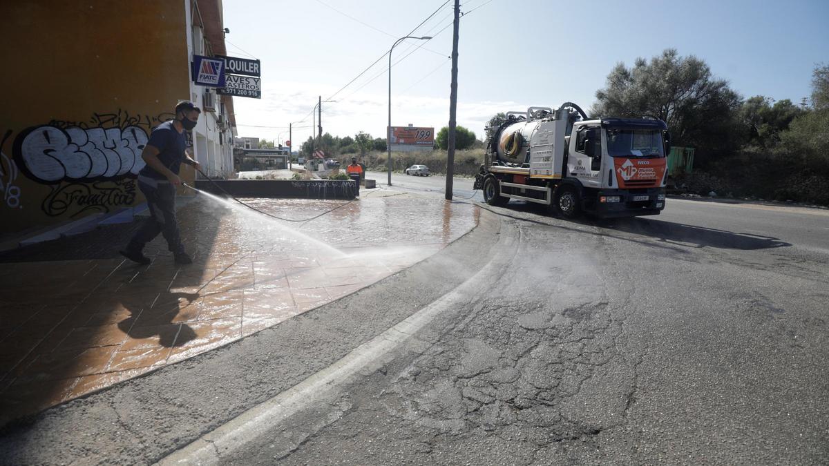 Limpieza con agua de una calle del pológono