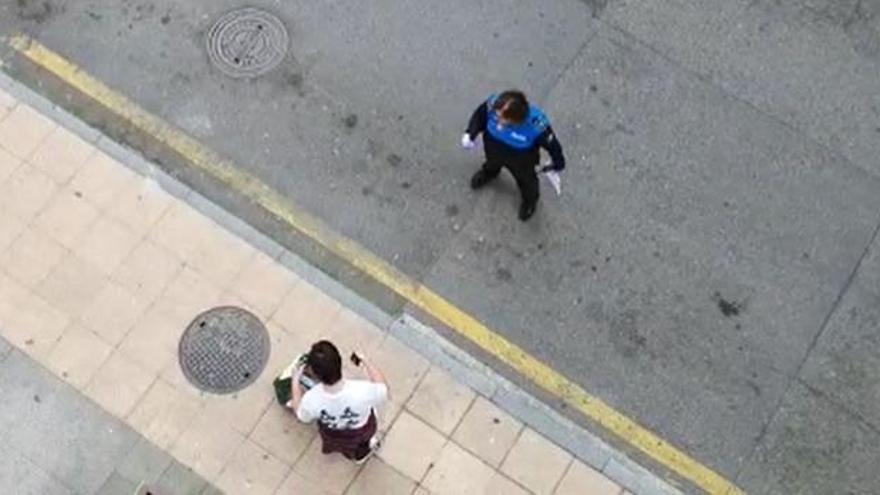 Una agente reprende a un ciudadano en Gijón por el contenido de su compra