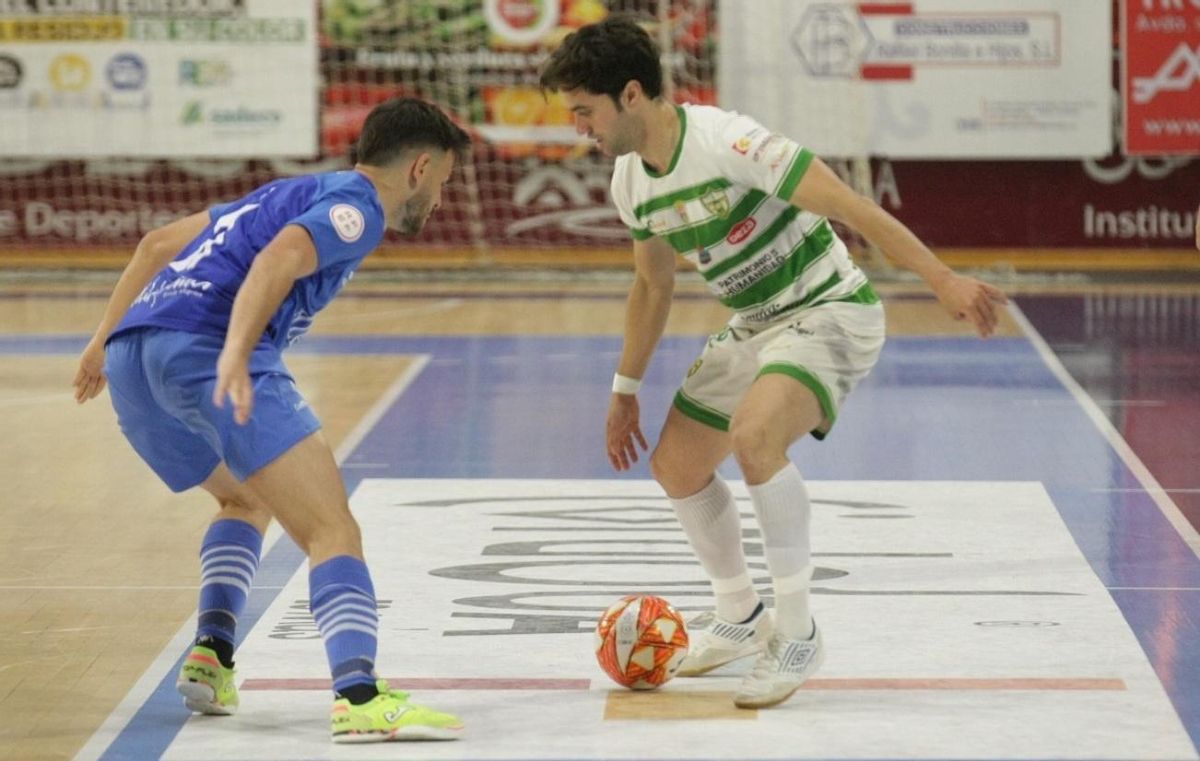 Pablo del Moral controla el balón.