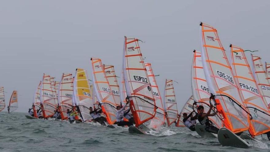 El viento frena a los regatistas formenterenses en el Mundial sub-15 de windsurf en Francia