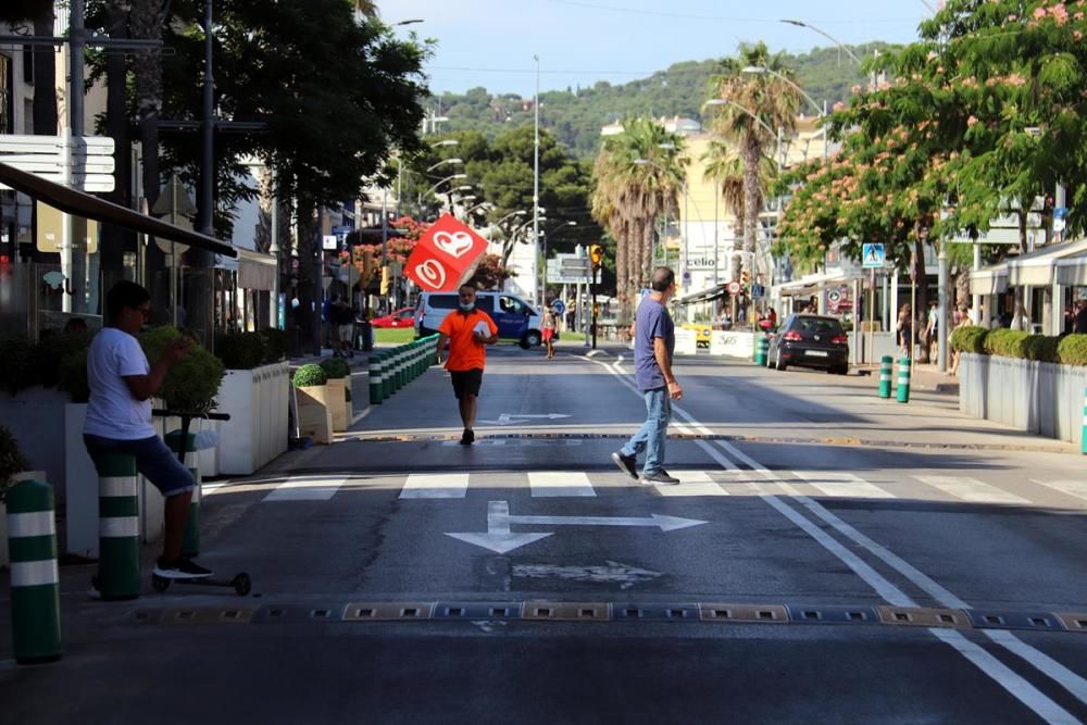 Platja d'Aro talla cada tarda el trànsit de les dues avingudes principals