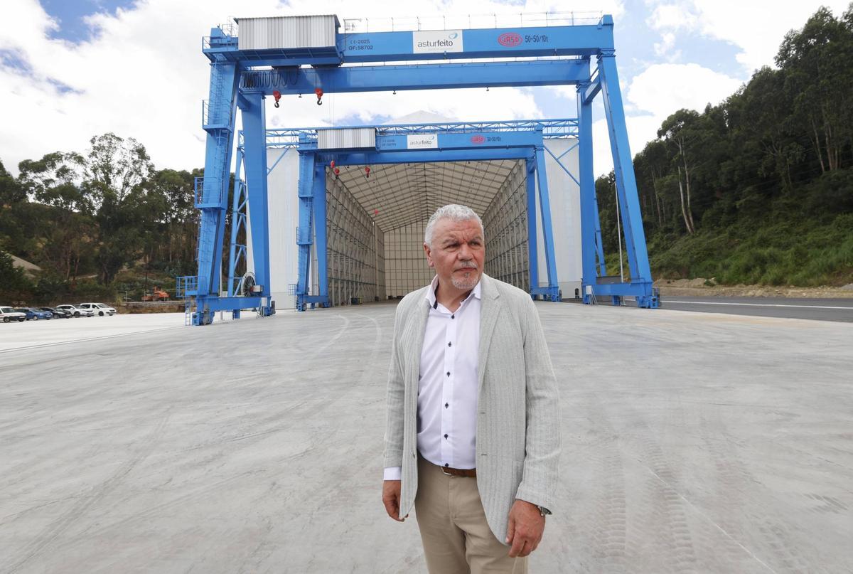 Belarmino Feito, de Asturfeito, delante de la nueva nave en la cantera de El Estrellín