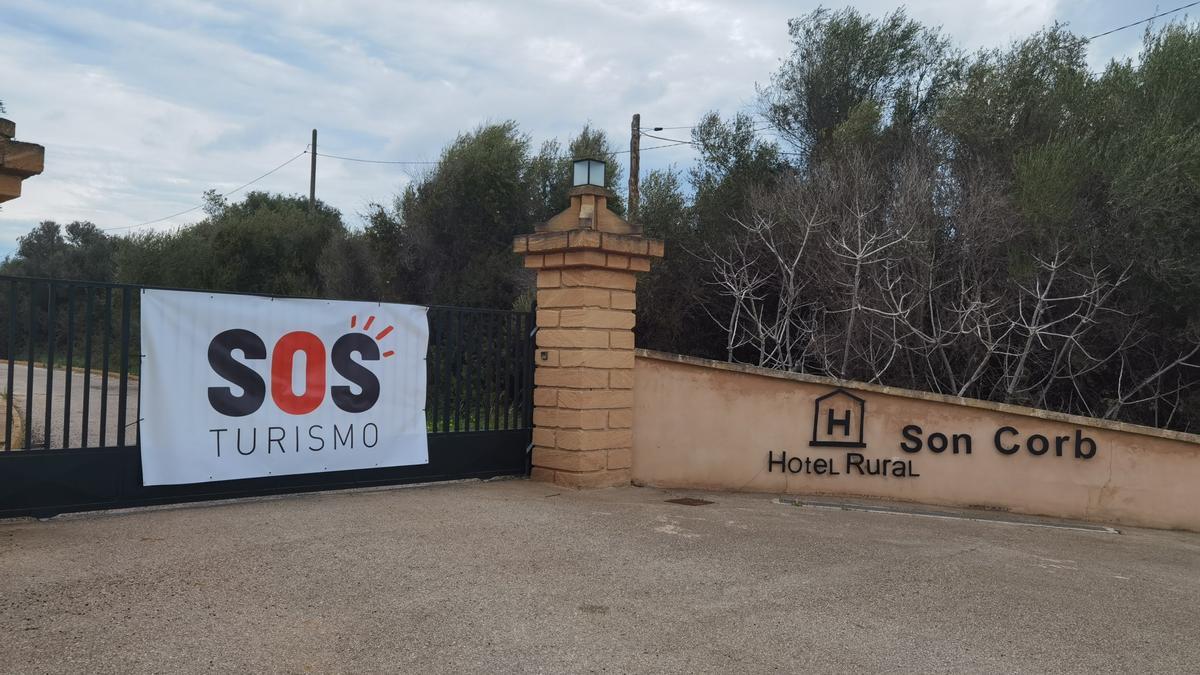 En el hotel Son Corb, en Son Servera, se llevaron la pancarta, que se ha reemplazado por una sábana