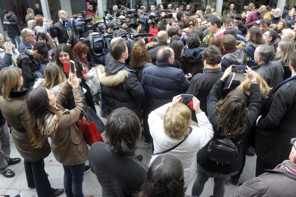 El secretario general del PSOE, Pedro Sánchez, ha visitado hoy la ciudad de A Coruña. En compañía de José Ramón Gómez Besteiro, el líder socialista se ha dejado fotografiar por las calles herculinas.