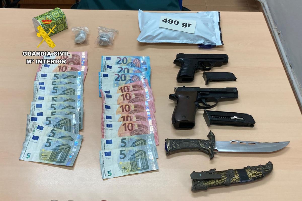 La Guardia Civil encontró droga, armas y dinero en la vivienda del detenido en Alfocea