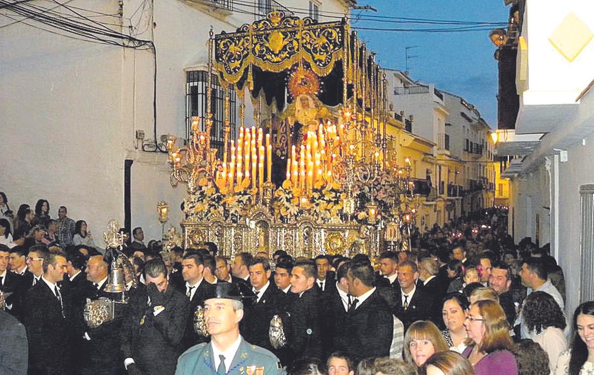 La Virgen de los Dolores, en pleno desfile procesional.