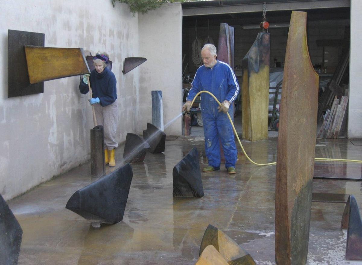 Franco Monti y su esposa, Laura Ottolenghi, trabajan en el taller de esculturas de su casa de Sant Carles. / FAMILIA MONTI