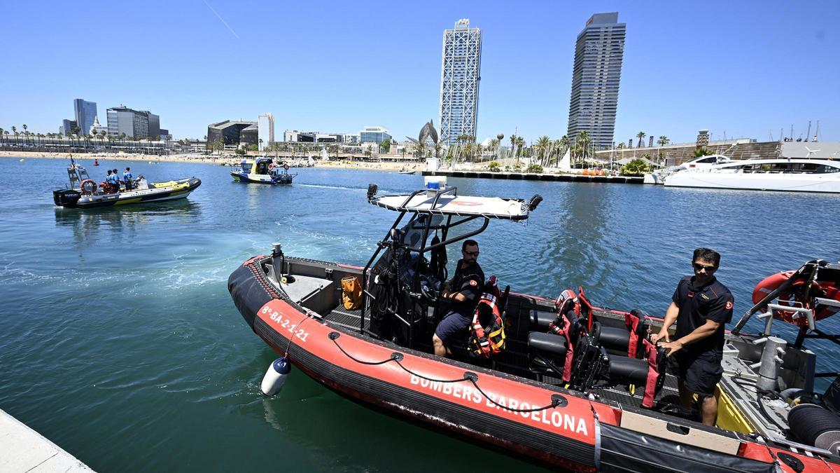 Lanchas de los servicios de Bomberos, Guardia Urbana y Emergencias que vigilarán las playas del litoral de la ciudad durante la temporada de verano, abandonan el Moll de Recer en el Port Olímpic