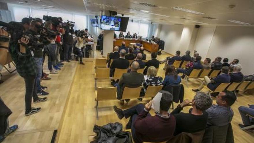 Un instante de la primera sesión del juicio del Brugal en la Audiencia, con sede en Elche.