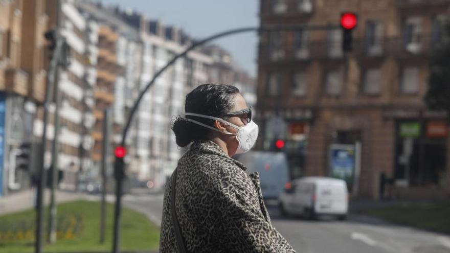 Cómo ponerse la mascarilla y quitarse los guantes de forma correcta