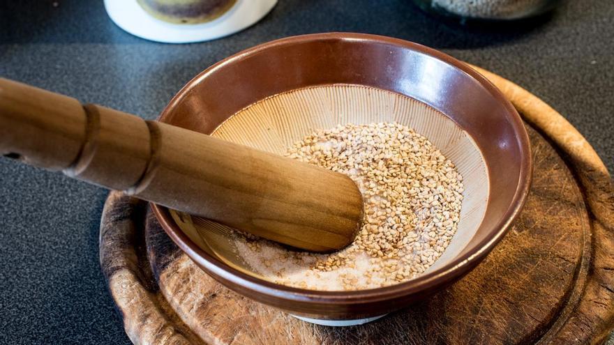 Gomasio, el superalimento ideal para sustituir la sal que puedes preparar en casa