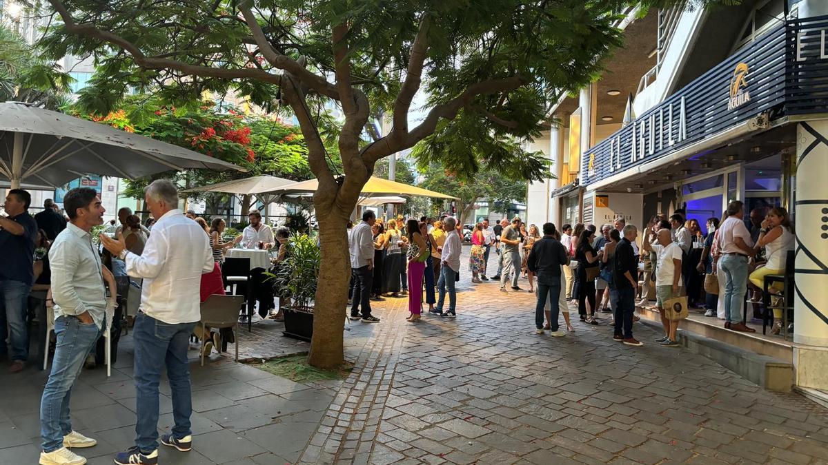Ambiente en uno de los 'viernes del Águila', en pleno centro de Santa Cruz.