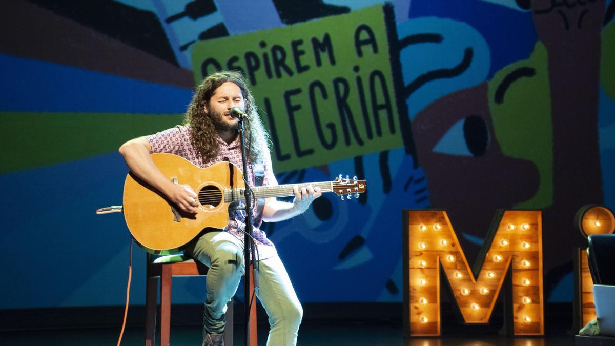 Actuación de un cantautor en una edición pasada del MiL Descobreix de Xàtiva.