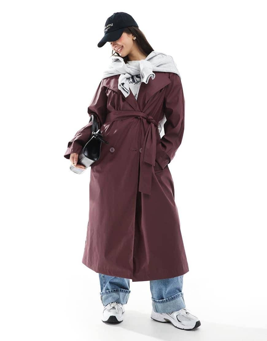Gabardina burdeos impermeable con capucha, detalle de cinturón y acabado engomado de ASOS DESIGN