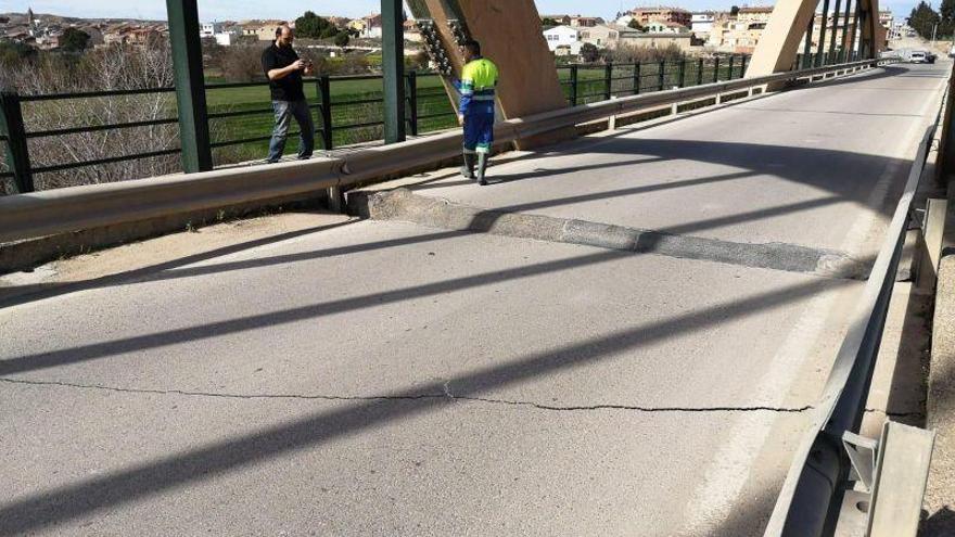 Un hundimiento en el puente deja ‘aislado’ al municipio tras su cierre