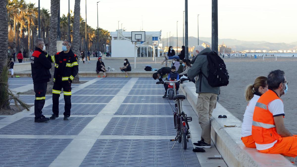 Buscan a un joven desaparecido en el agua de la playa de la Malva-rosa