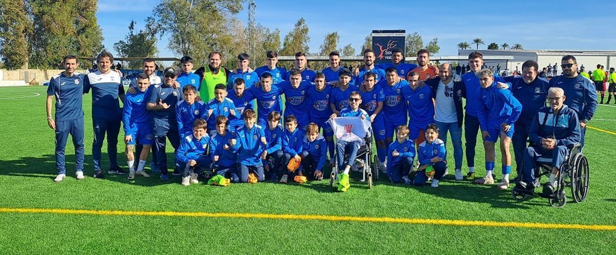 El primer equipo de la UD Oliva con el Alevín B y aficionados antes del partido de La Nostra Copa