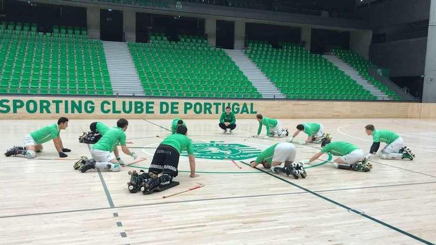 Los jugadores liceístas entrenando en la pista del Sporting, el pabellón Joao Rocha.