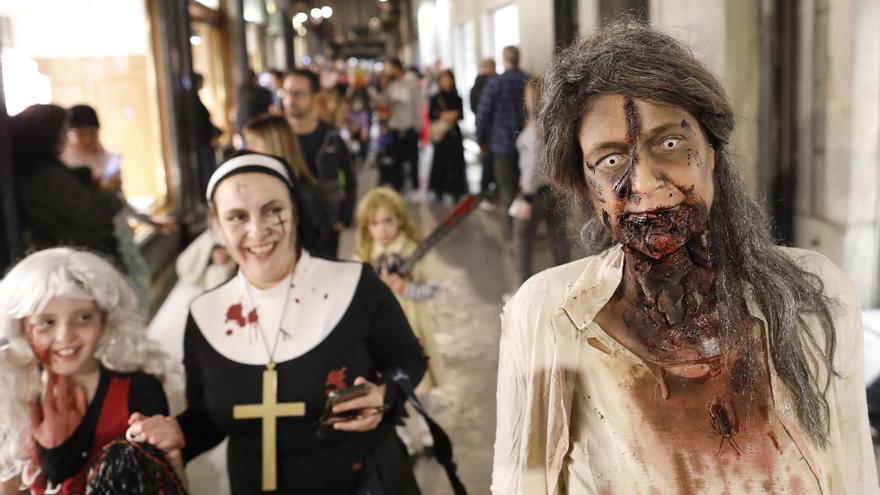 Les disfresses s’imposen als morts vivents en la Zombiewalk de Girona