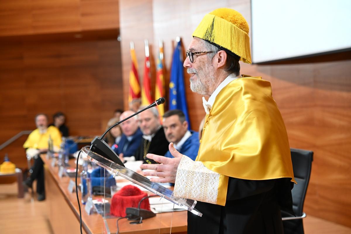 El Doctor Honoris Causa por la UMH de Elche Luis Puelles tras su investidura