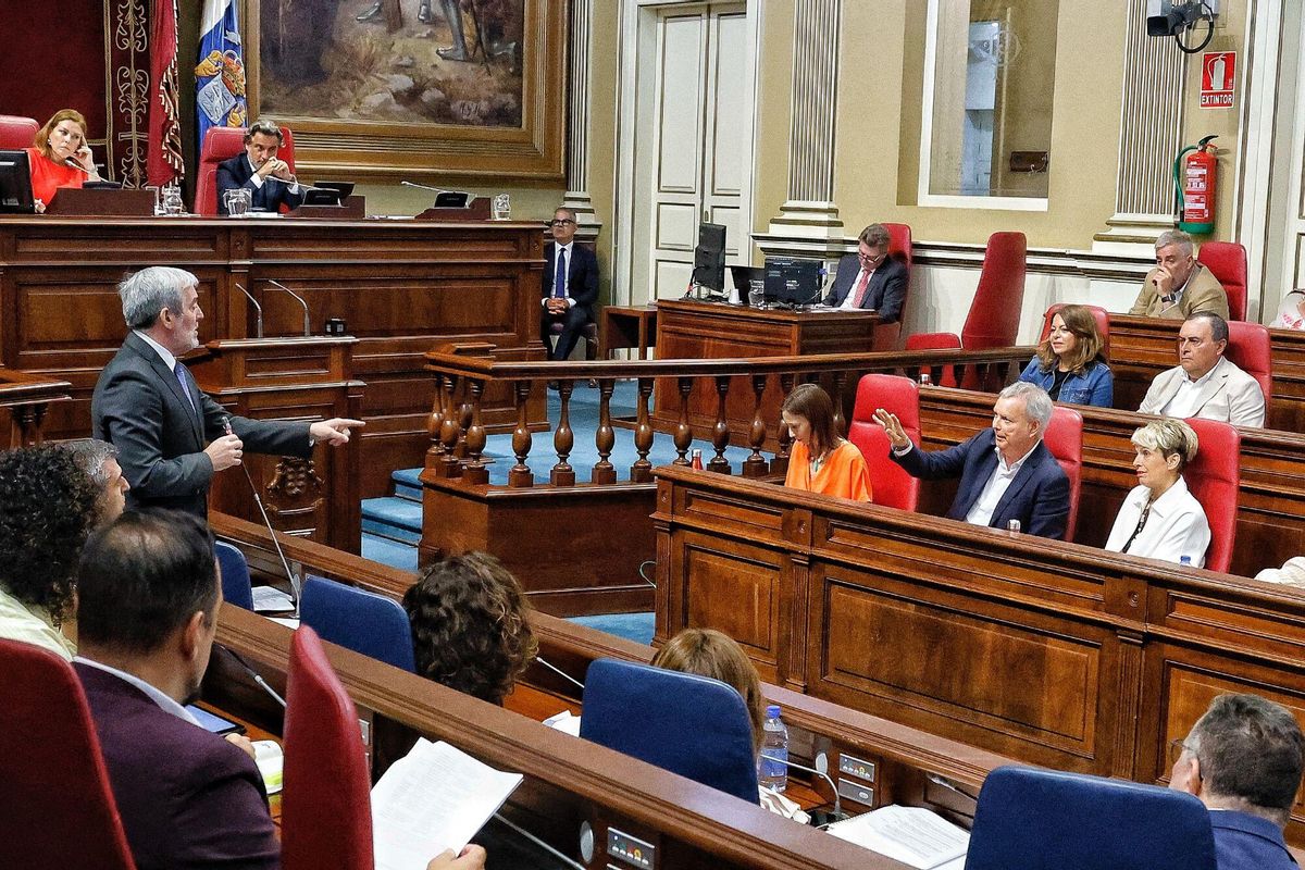 Clavijo responde a Franquis, durante el pleno.