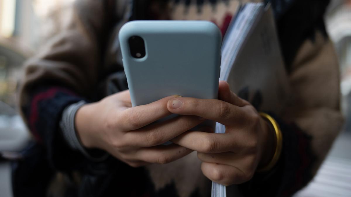 Una persona usa el teléfono móvil.