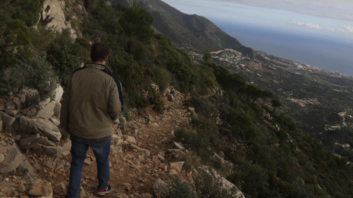 Un turista en la Sierra de Mijas.